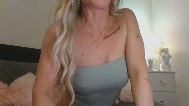 NaughtyLeahUK's Streamate show and profile