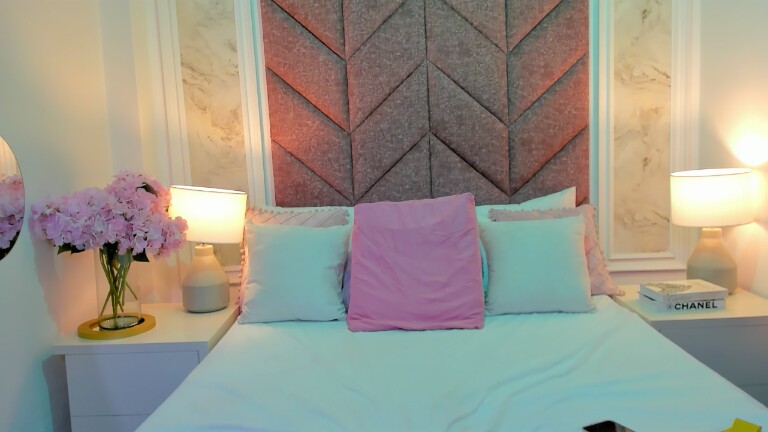 ScarletShinee's Streamate show and profile