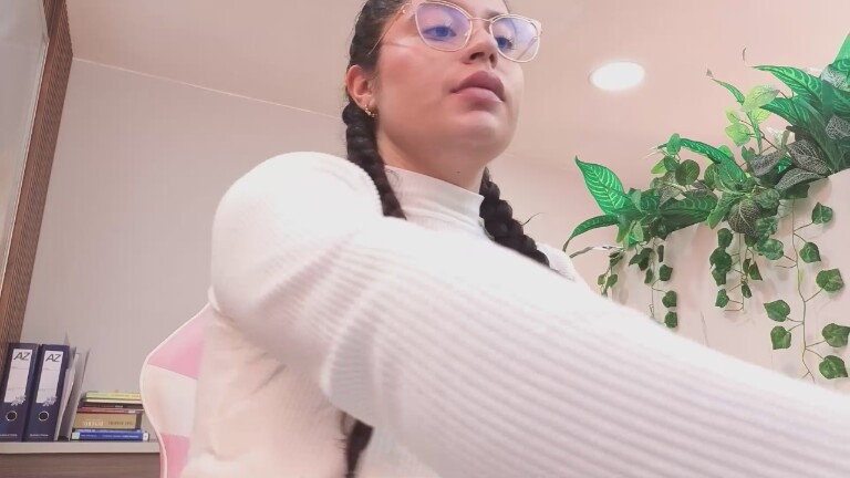 SharaThomas's Streamate show and profile