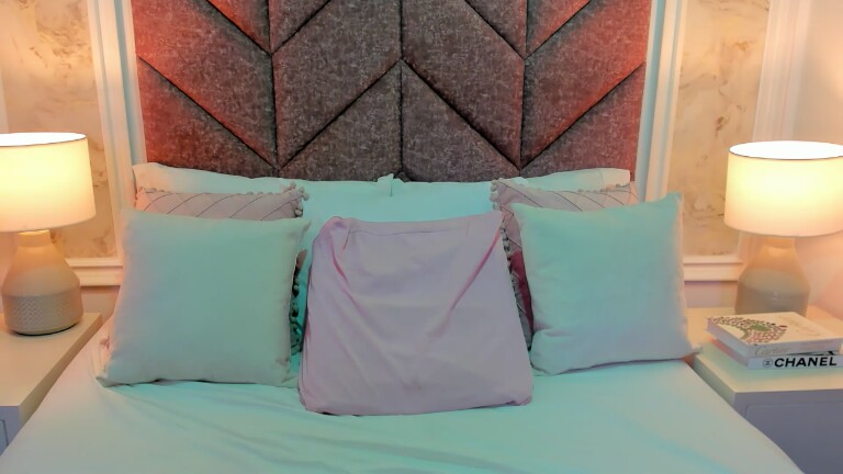 ScarletShinee's Streamate show and profile