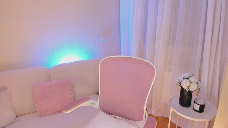 innasantos's Streamate show and profile