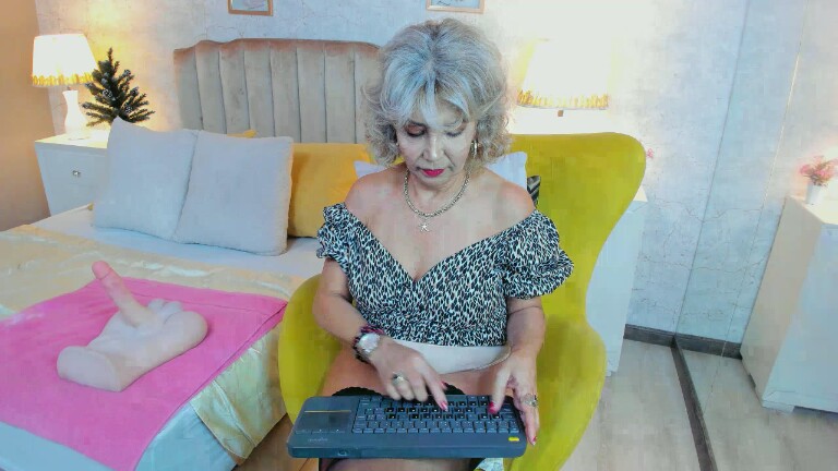 MoulinLamour's Streamate show and profile