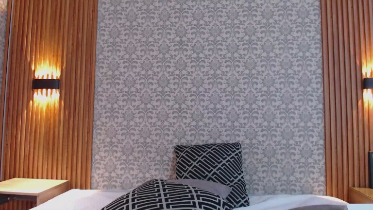 Charlotte_18's Streamate show and profile