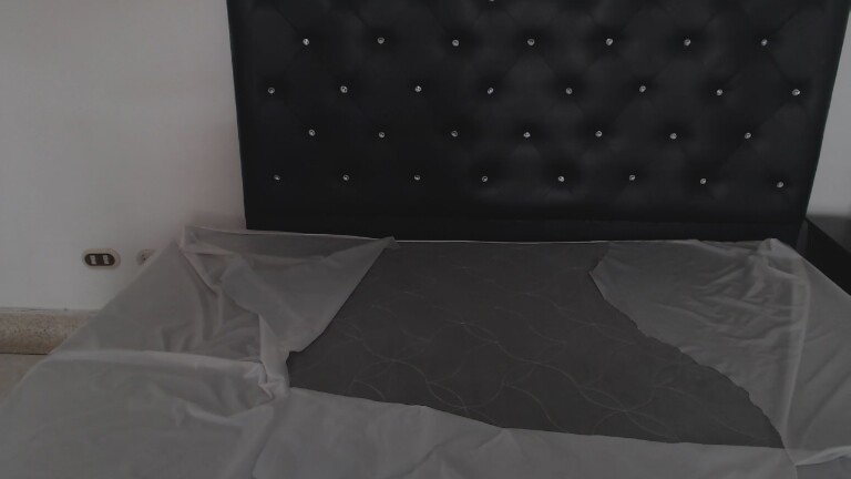 MIA_JHONNSON's Streamate show and profile